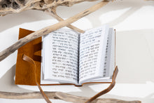 Load image into Gallery viewer, תהילים בגודל בינוני-חום קוניאק